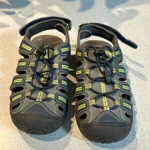 Khombu sz 1 Boys River Sandals with Elastic Ties and Adjustable Heel Straps